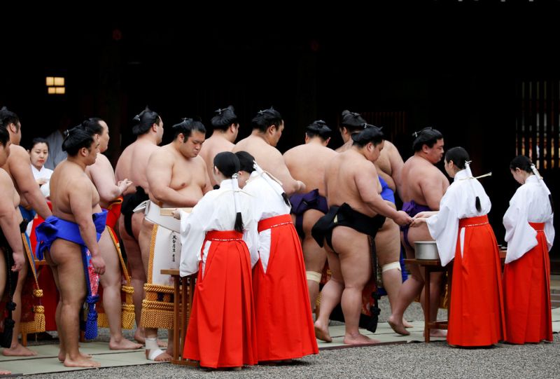 На весеннем фестивале сумо выступили сильнейшие борцы