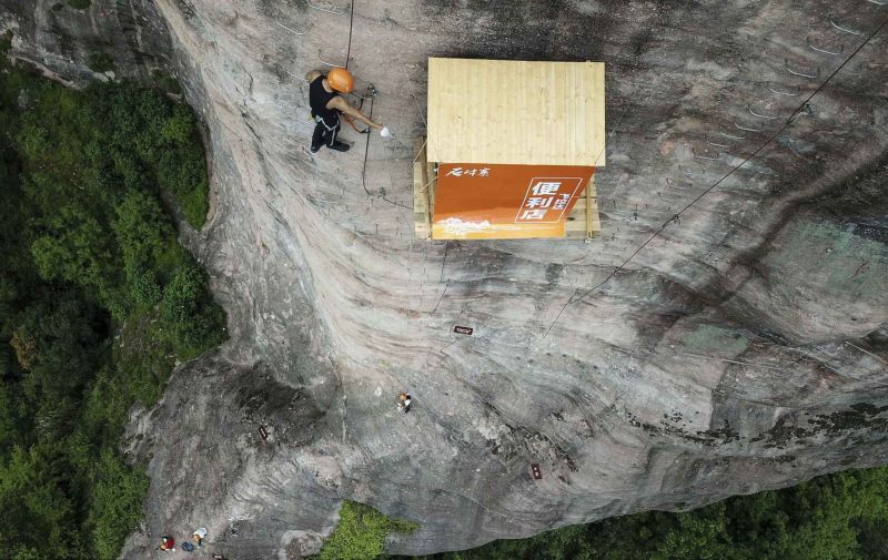 Китайцы открыли подвесной магазин на скале
