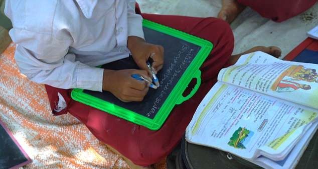 В индийской школе одновременно пишут левой и правой рукой