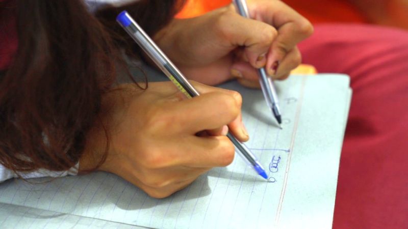 В индийской школе одновременно пишут левой и правой рукой