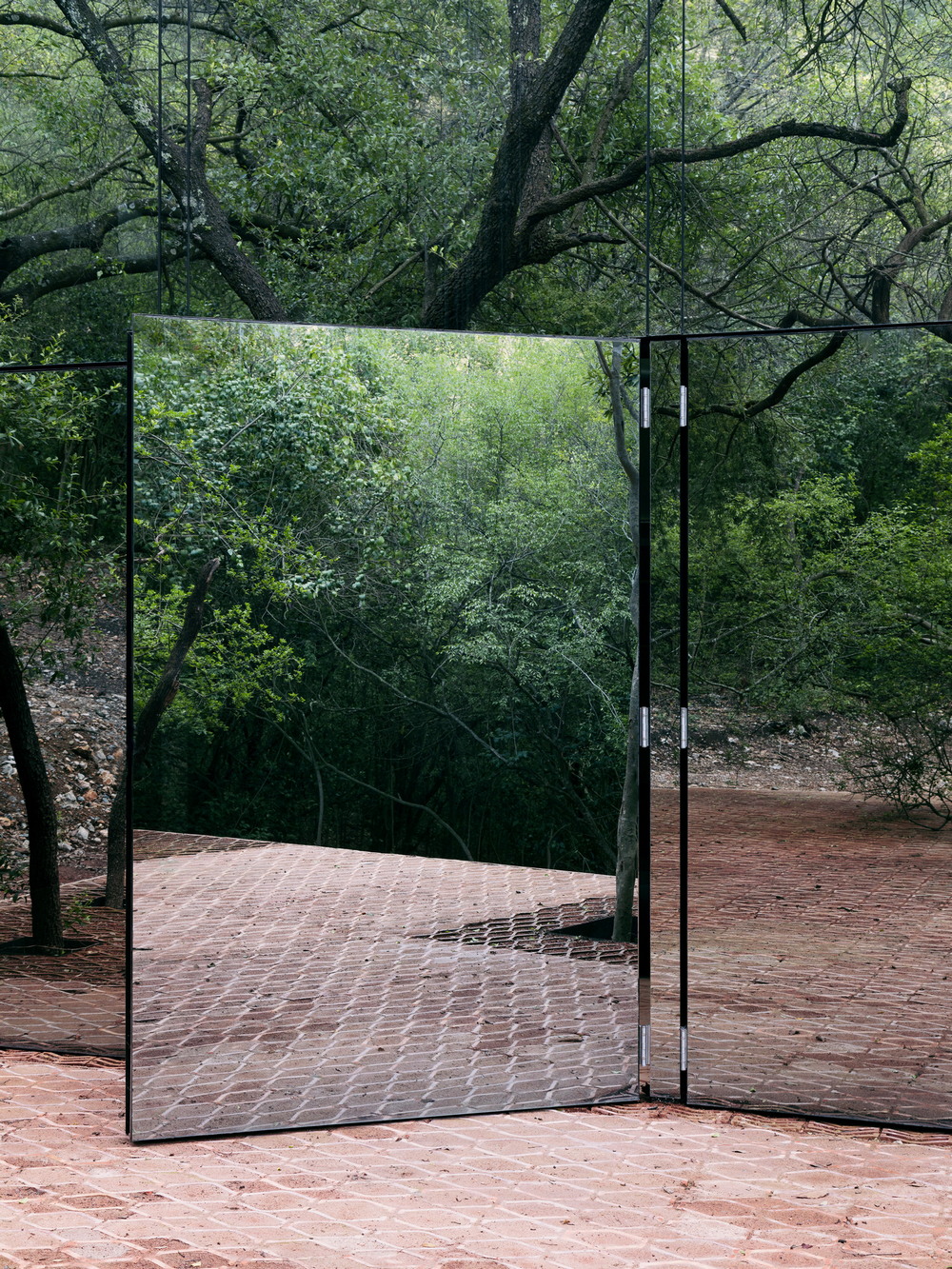 Зеркальная резиденция в мексиканском лесу