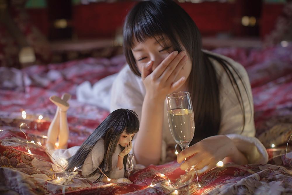 Японка делает забавные снимки со своей уменьшенной копией