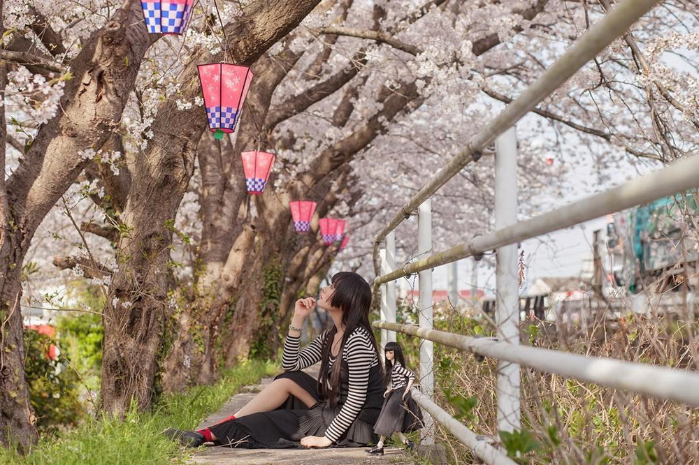 Японка делает забавные снимки со своей уменьшенной копией