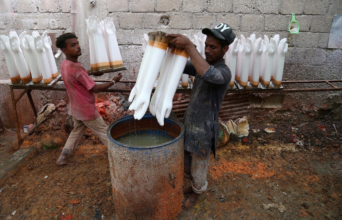 Производство резиновых перчаток в Пакистане