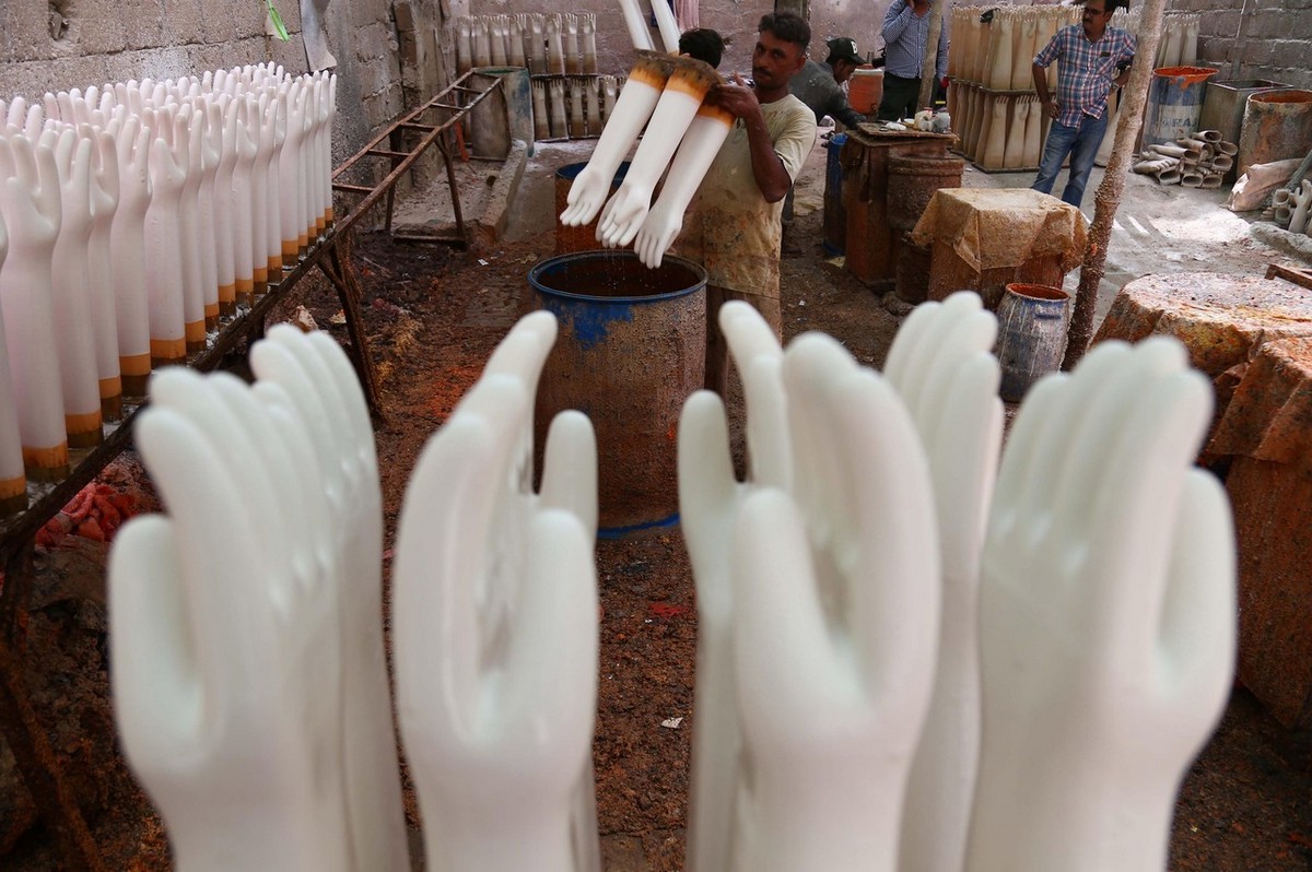Производство резиновых перчаток в Пакистане