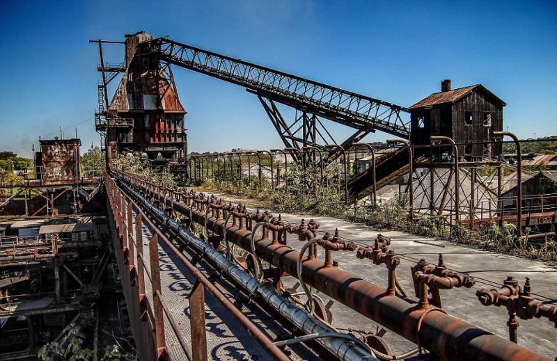 Останки некогда процветающего металлургического завода