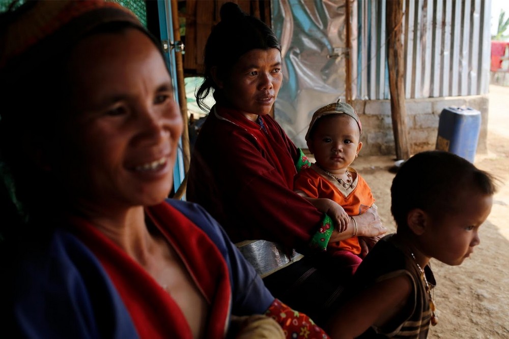 Крестьяне из Мьянмы переходят с выращивания маков на шелк