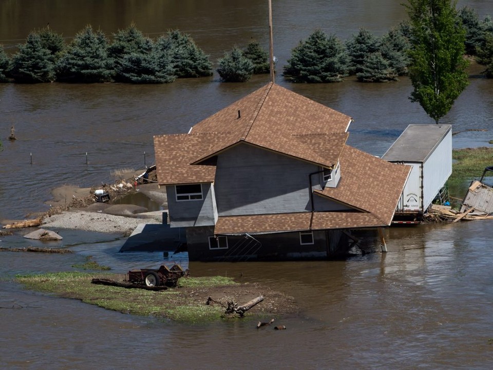 Тысячи людей покинули дома в Британской Колумбии из-за сильного наводнения