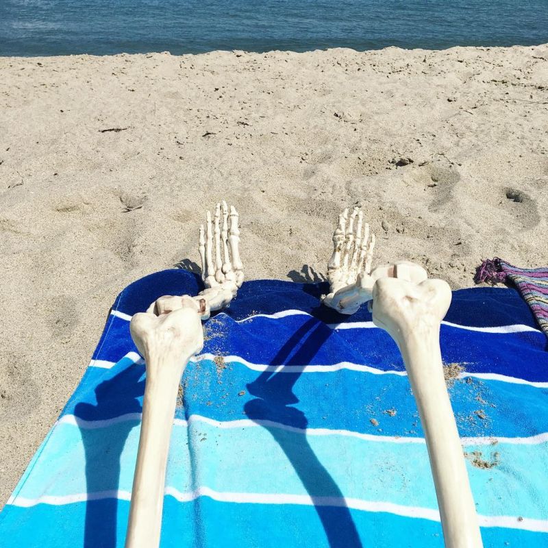 Скелет с чувством юмора троллит девушек в Инстаграм