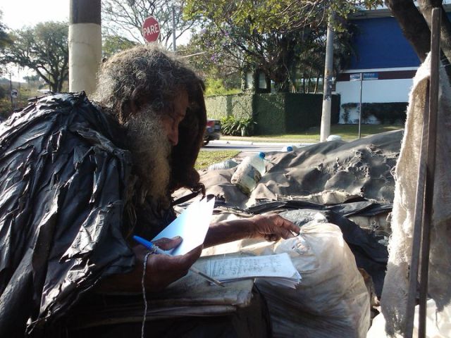 Бездомный бразильский поэт вернулся к нормальной жизни