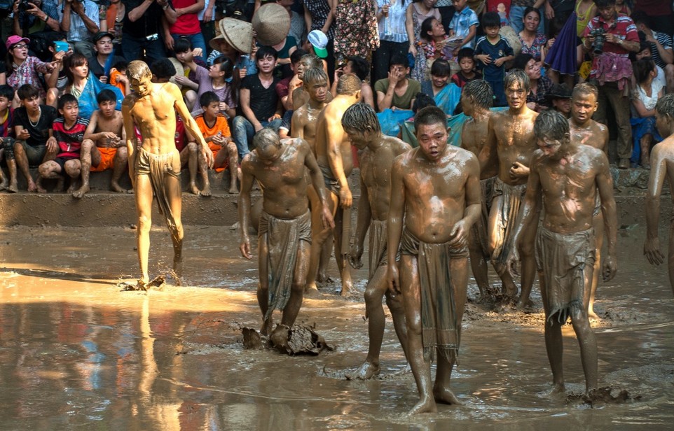 Фестиваль с футболом в грязи во Вьетнаме 