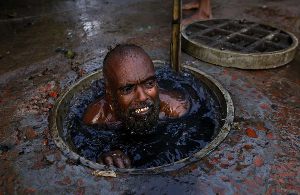 Работа чистильщика канализации в Бангладеш