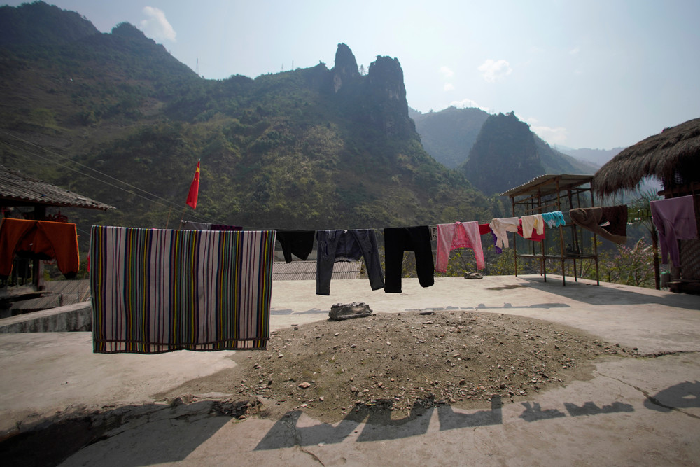 Жители китайской деревни используют стальной канат для переправы через реку