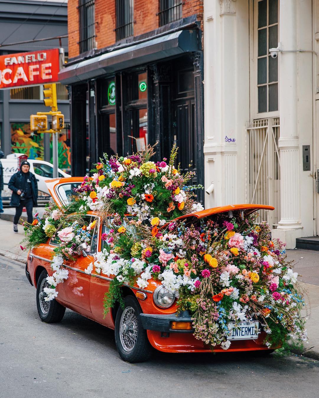Машина с цветами
