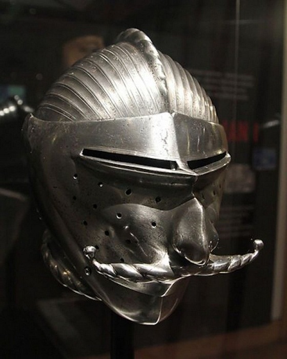 Устрашающие и забавные рыцарские шлемы