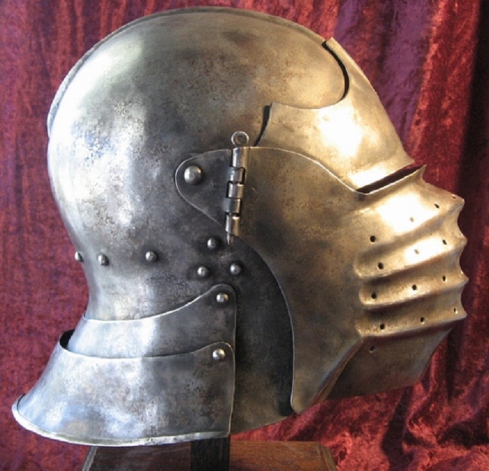 Устрашающие и забавные рыцарские шлемы