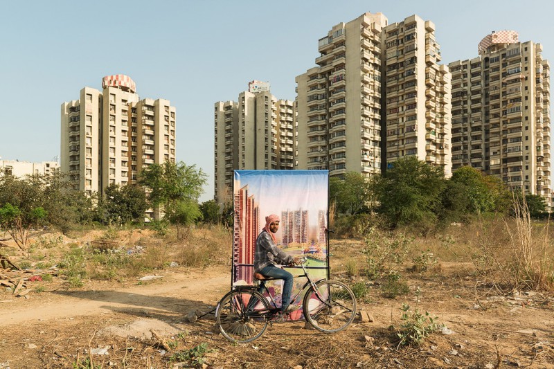 Фотограф из Парижа снимает бедных людей Индии на фоне плакатов