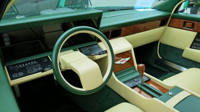 Салон Aston Martin Lagonda напоминает кабину самолета