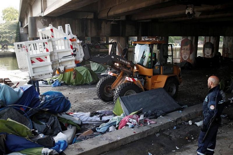 Снос нелегального лагеря в Париже, где обитали 2000 мигрантов