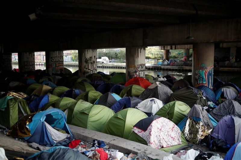 Снос нелегального лагеря в Париже, где обитали 2000 мигрантов
