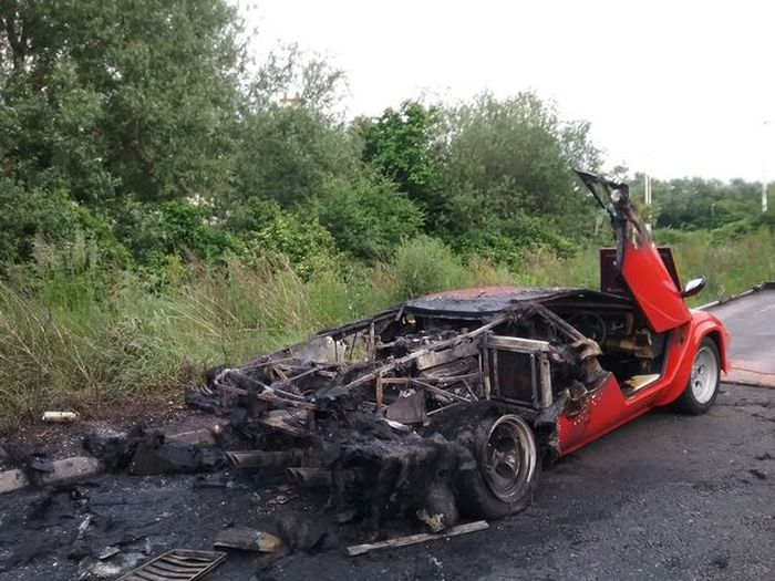 Суперкар Lamborghini Countach сгорел дотла
