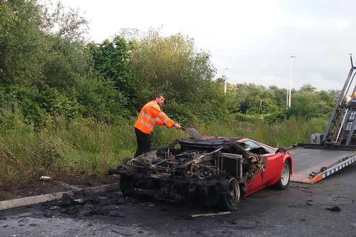 Суперкар Lamborghini Countach сгорел дотла