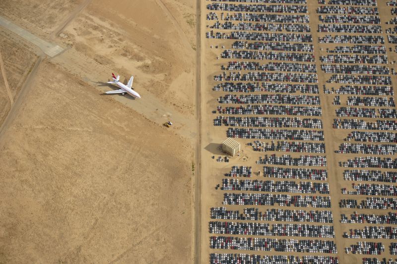 Кладбище новых авто и парк самолетов в пустыне