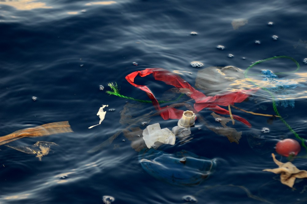 Пластиковые отходы и другой мусор в море