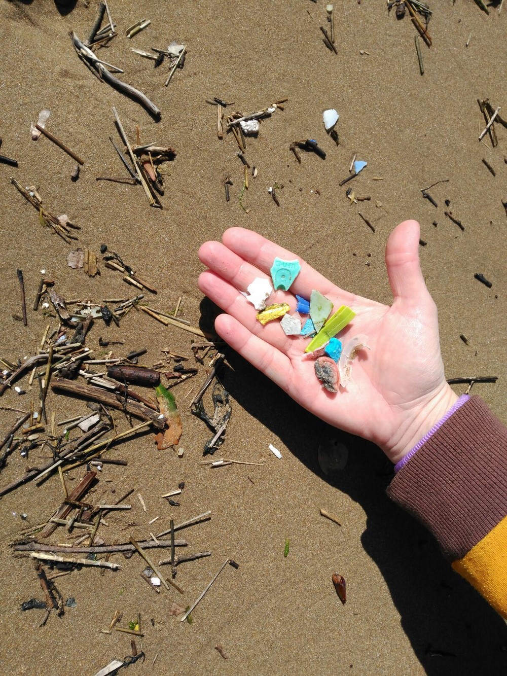 Пластиковые отходы и другой мусор в море