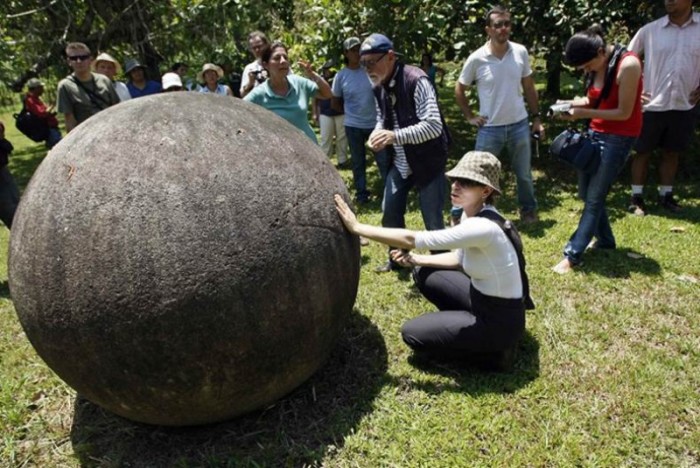 Загадочные камни притягивают тысячи туристов со всего мира