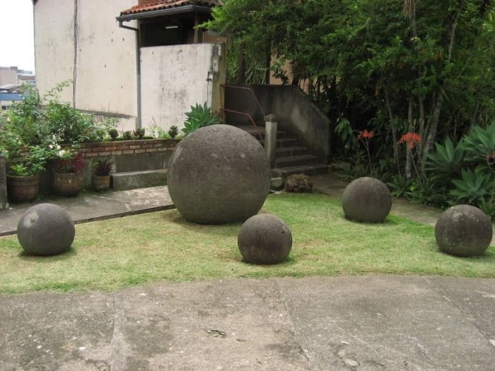 Загадочные камни притягивают тысячи туристов со всего мира