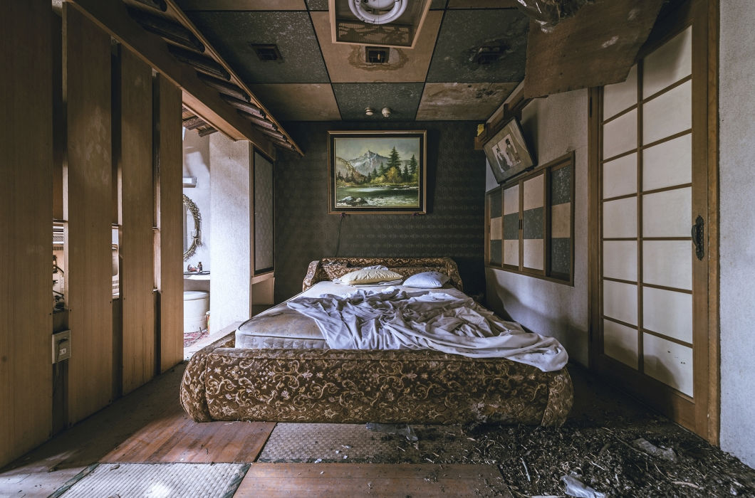 Интерьеры заброшенного японского отеля любви