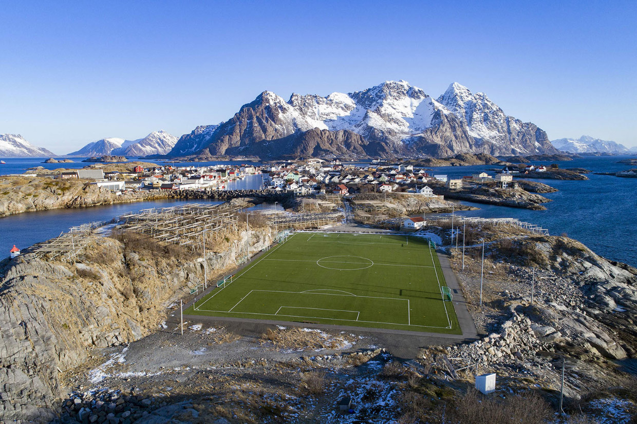 Самые эпичные и необычные футбольные поля мира