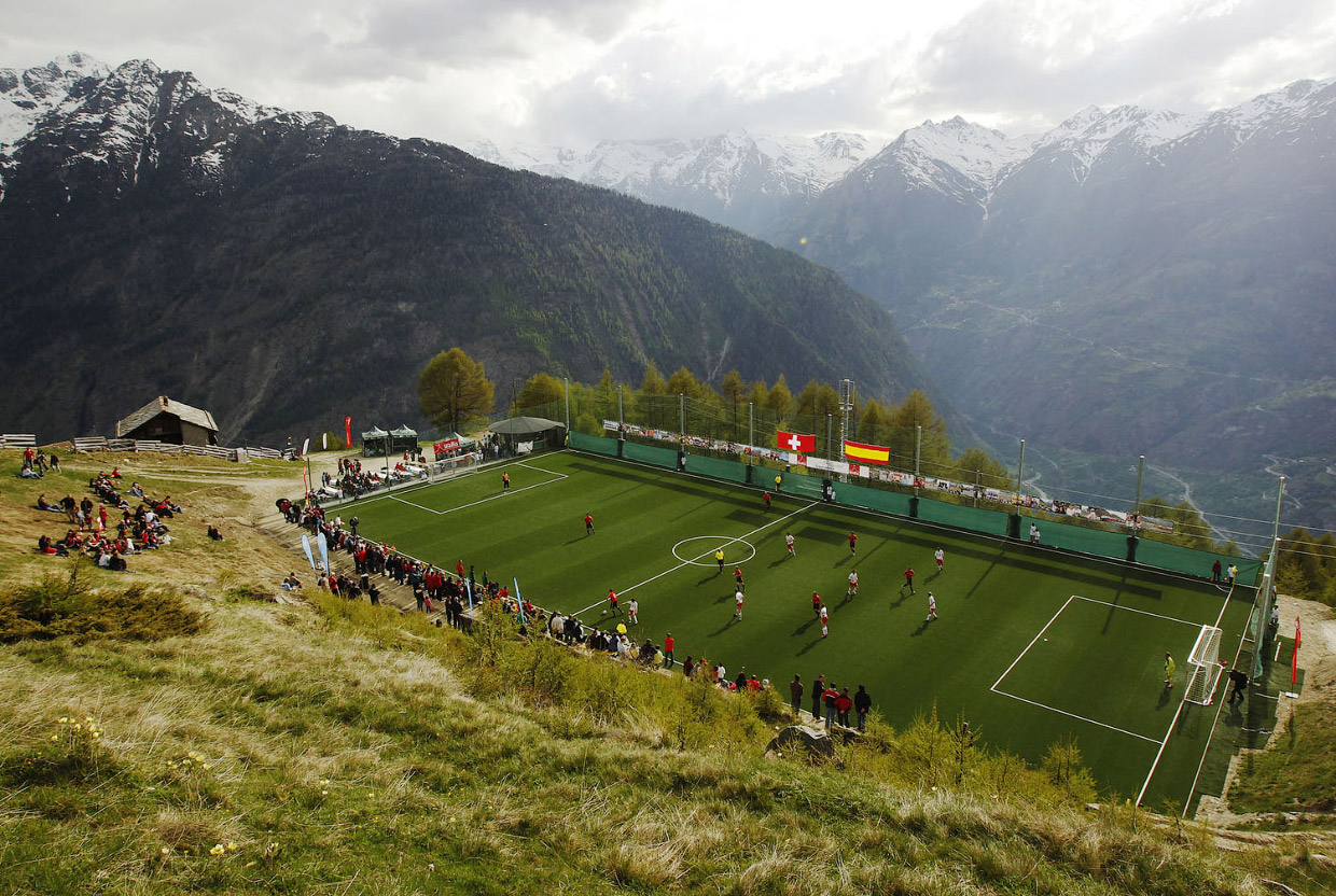 Самые эпичные и необычные футбольные поля мира