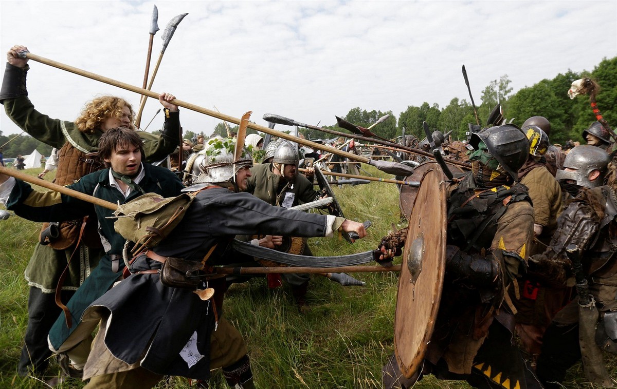 Битва персонажей из книг Толкиена в чешском лесу