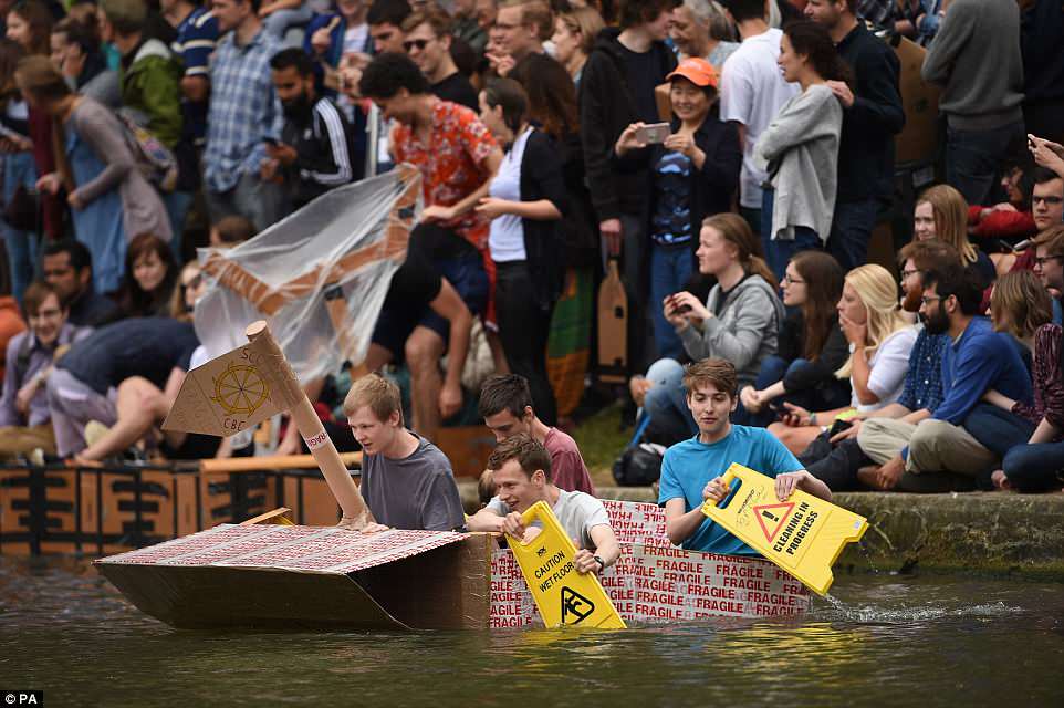 Студенты Кембриджского университета провели заплыв на картонных лодках