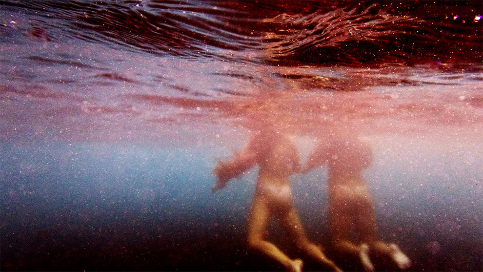 Девушки в приливных бассейнах на Гавайях