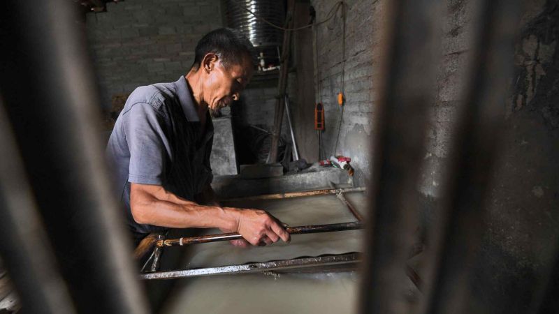 Китаец уже 36 лет производит бумагу вручную
