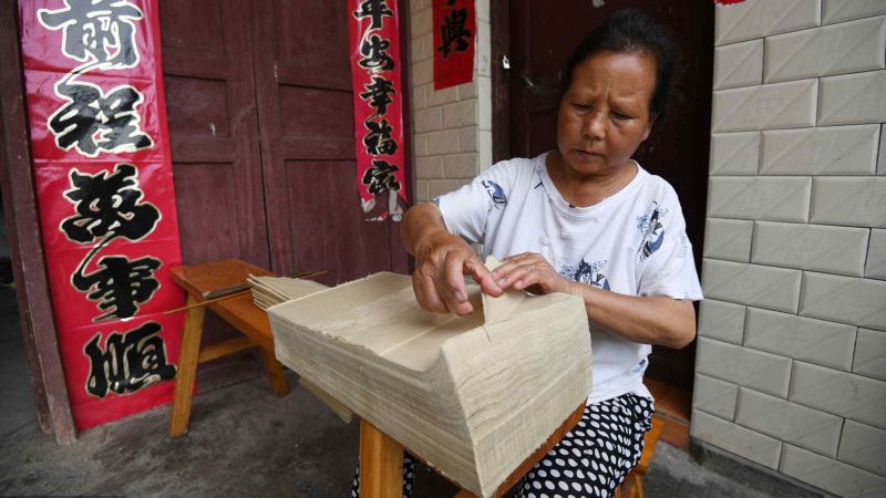 Китаец уже 36 лет производит бумагу вручную