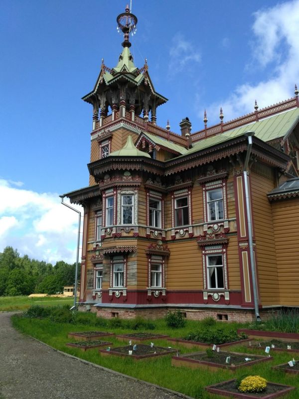 Деревянный терем 19 века в Костромской области