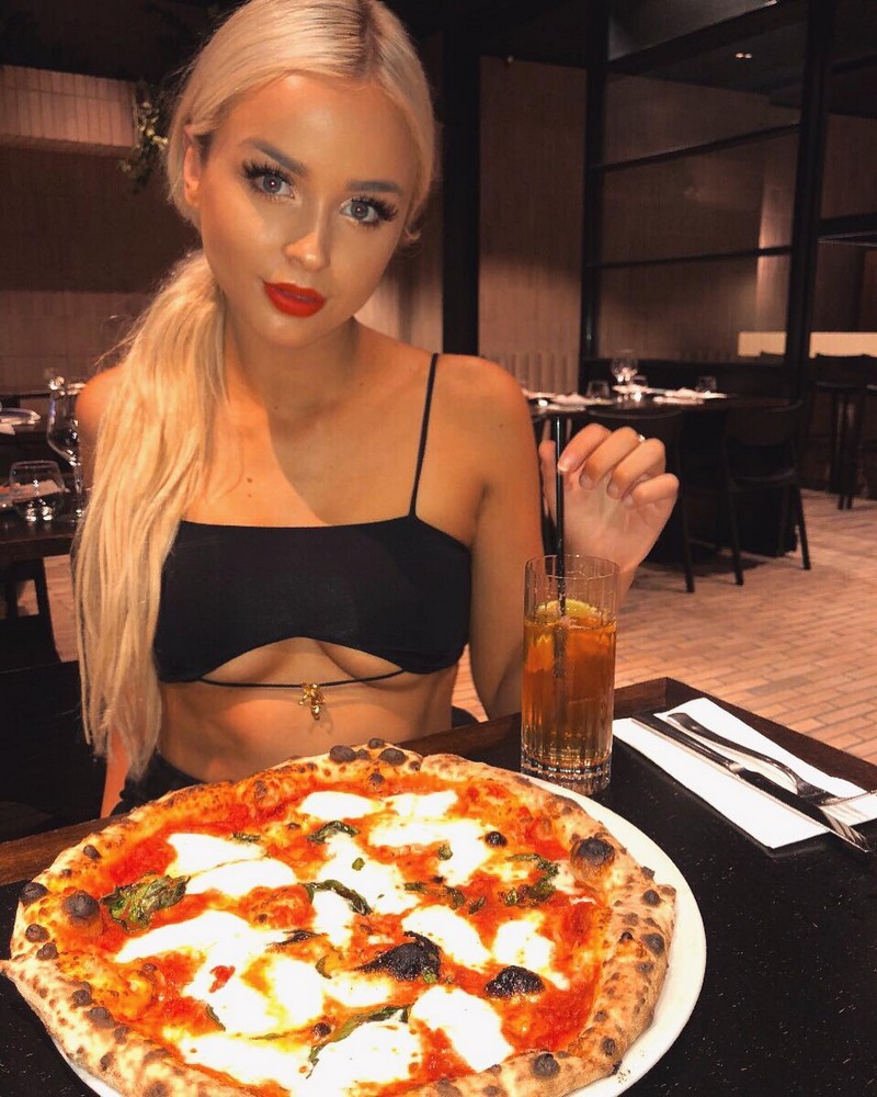 Красивые девушки любят пиццу