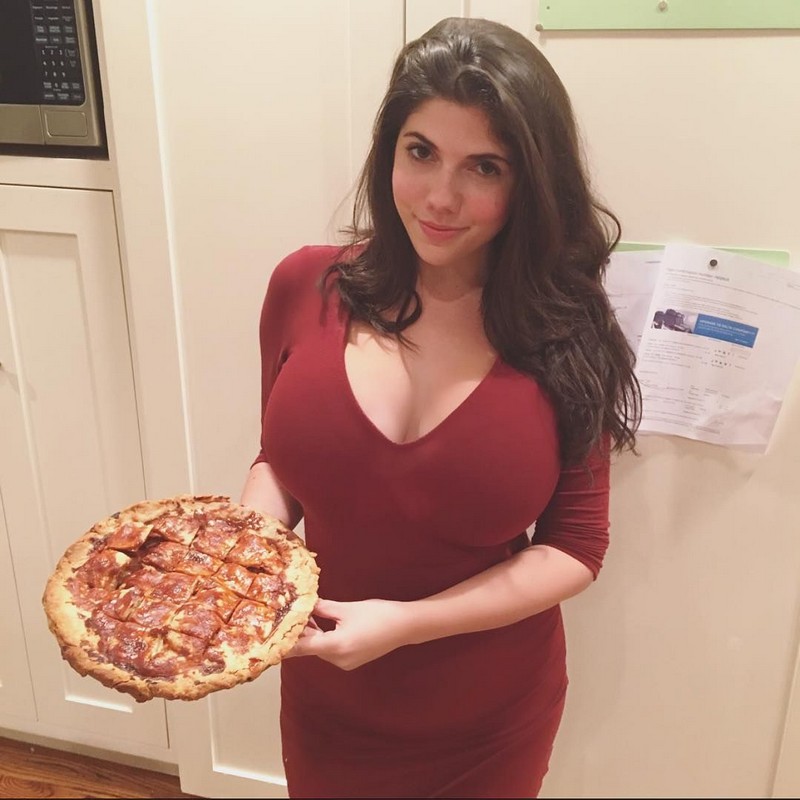 Красивые девушки любят пиццу