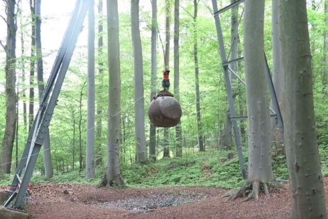 4-тонный стальной шар для создания искусственного землетрясения