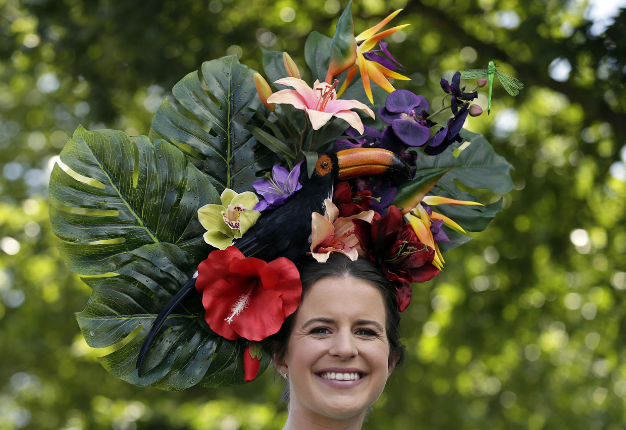 Необычные и безумные шляпы на ежегодных скачках Royal Ascot