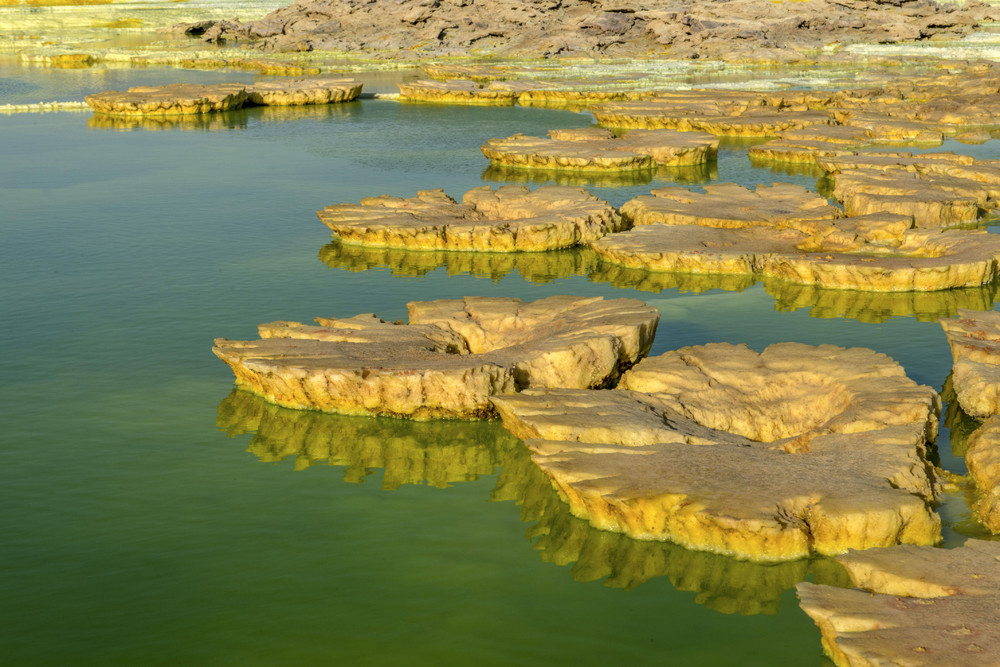 Опасные кислотные озера в африканской пустыне