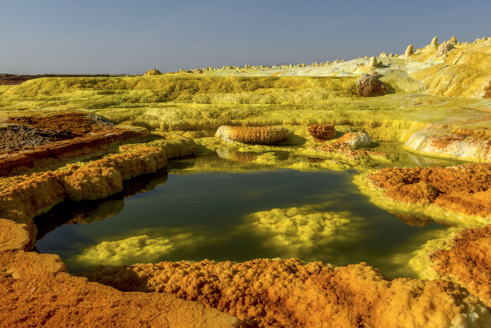 Опасные кислотные озера в африканской пустыне