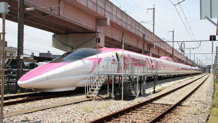 Скоростной поезд в стиле Hello Kitty в Японии