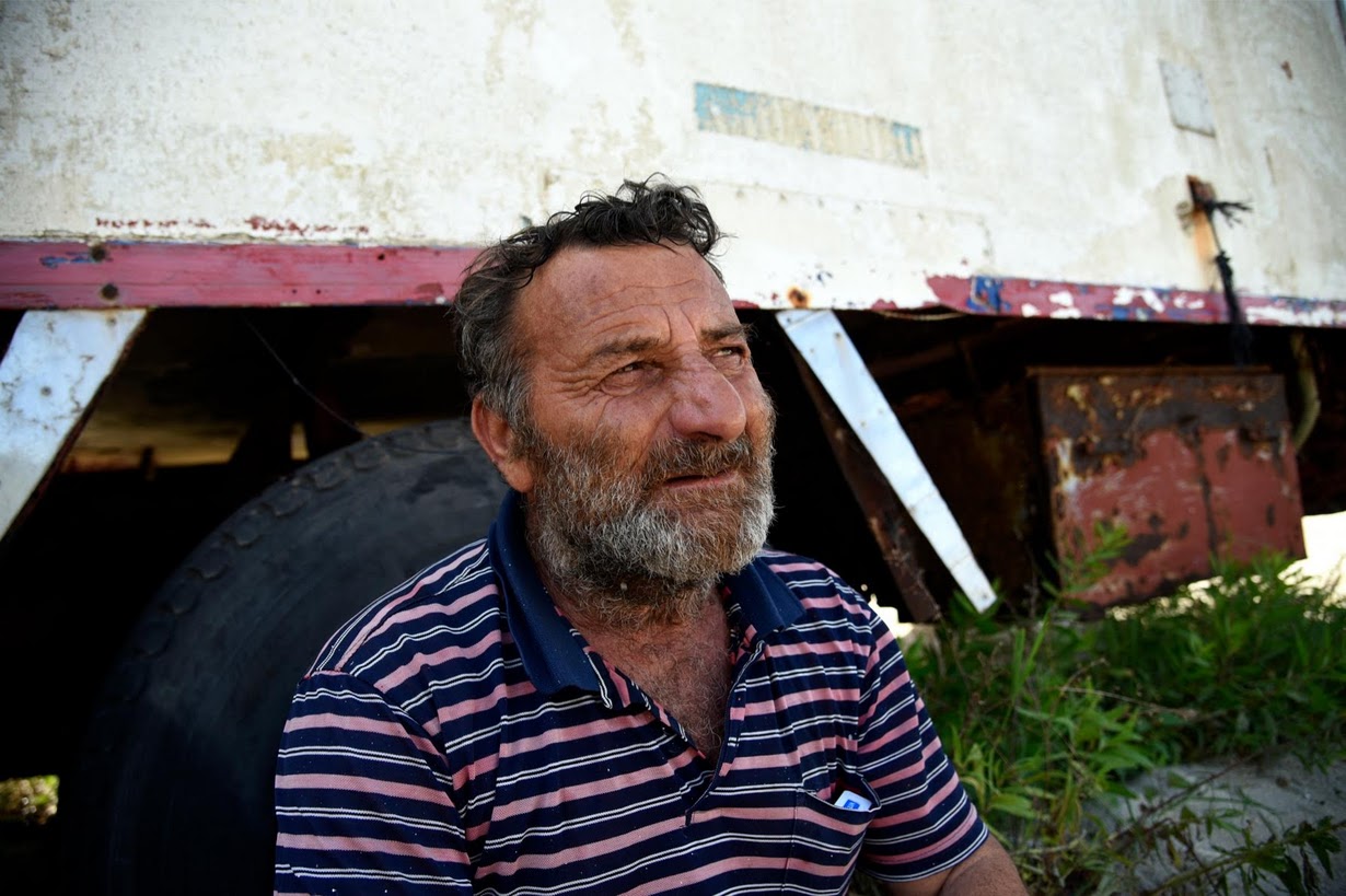 Греческие рыбаки сдают лодки и оставляют промысел