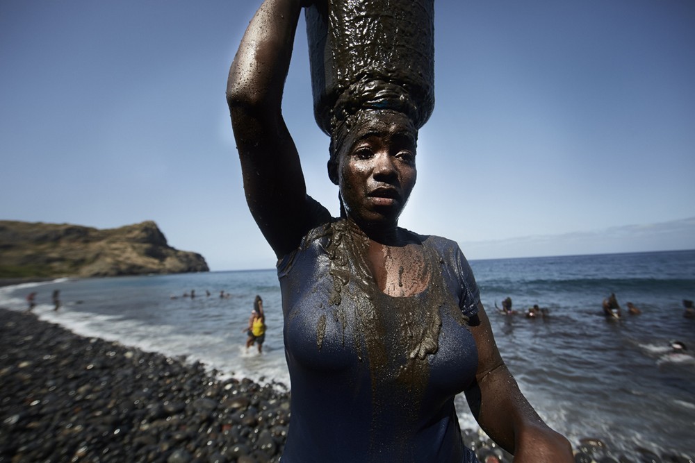 Женщины воруют песок в Кабо-Верде
