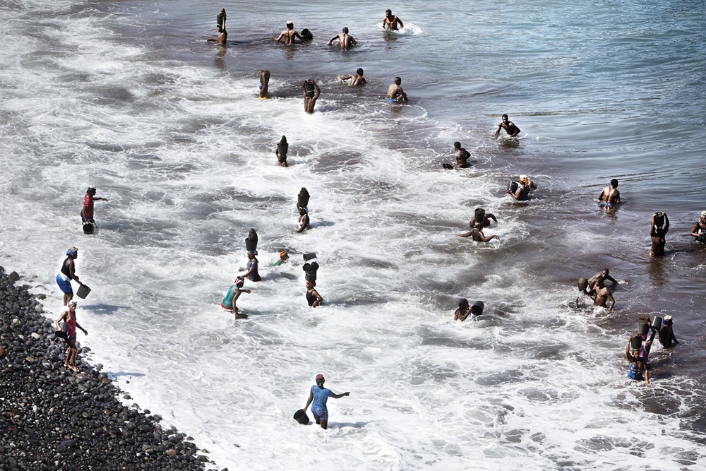 Женщины воруют песок в Кабо-Верде